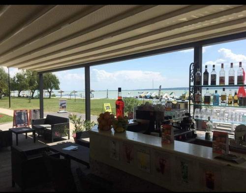 沃尼奥尔茨沃什海吉Babzsi Nyaraló的海滩上海景酒吧