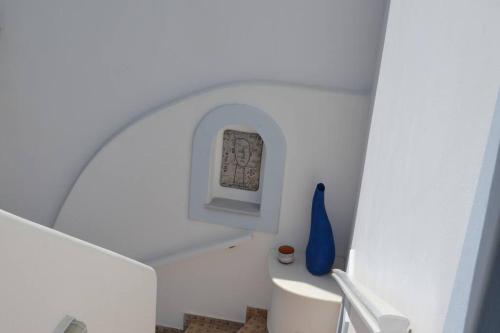 MármaraLia's Home的一间带卫生间和花瓶的小浴室