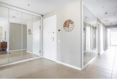 Nilüfer4 bedroom rental unit with pool/middle of Bursa的走廊上设有玻璃墙和墙上的时钟