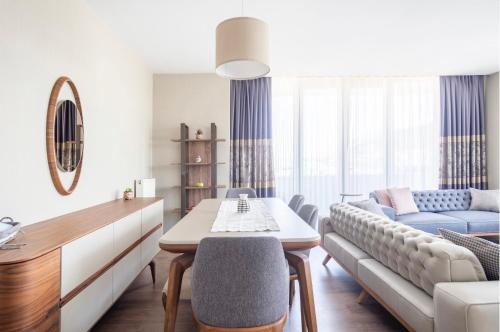Nilüfer4 bedroom rental unit with pool/middle of Bursa的客厅配有桌子和沙发