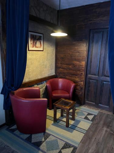 扎马迪Villa Sagan的客厅配有两把椅子和一张桌子