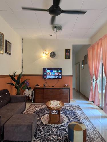 双溪大年Perdana Cottage, Peaceful & Cozy Residential Area的客厅配有沙发和桌子