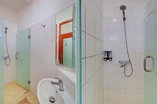 勒吉安Guest House Simalem的浴室设有尿厕、水槽和镜子
