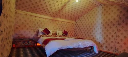 斯潘格米克P3 Camp Pangong的阁楼上的卧室配有两张床