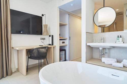 伊斯费古耶拉尔海滩因维萨卡拉维尔德俱乐部酒店的白色的浴室设有水槽和镜子