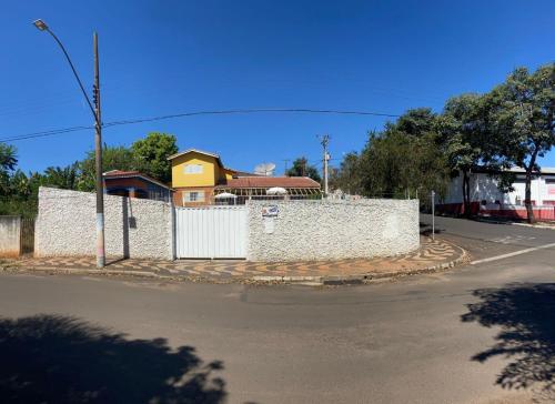 布罗塔斯Casa Martino的后面有石头围栏,后面有房子