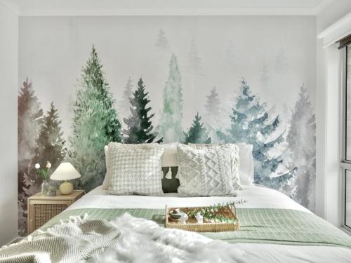 RosettaModern holiday home in Hobart - Stunning Mountain & Water views的一间卧室配有一张带圣诞树壁纸的床