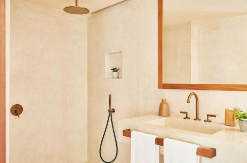 米乔尔海滩Teranka的一间带水槽和镜子的浴室