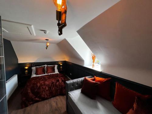 罗斯林Roslin Templar loft的一间卧室配有一张床和一张沙发