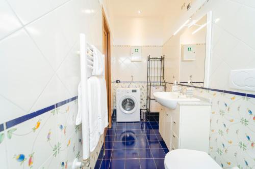 米诺利Residenza Sant'Angelo - Art Apartment的浴室配有洗衣机、洗衣机和烘干机。