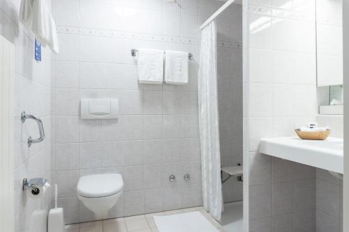 洛迦诺Tertianum Residenza Hotel & Ristorante Al Parco的白色的浴室设有卫生间和水槽。
