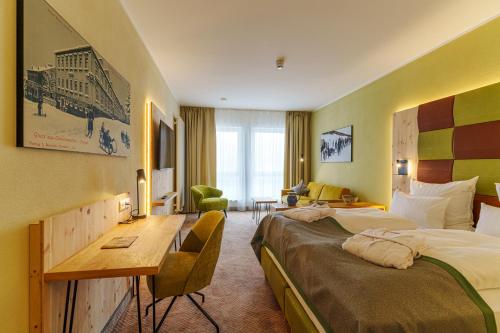 奥泊维森塔尔Rathaushotels Oberwiesenthal All Inclusive的配有一张床和一张书桌的酒店客房