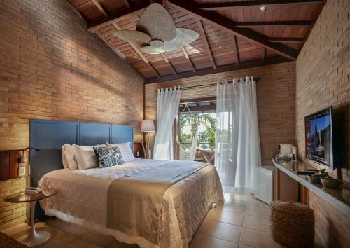 杰里科科拉杰里巴酒店的一间卧室配有一张床和吊扇