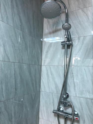 伯恩利Modern Travis House的浴室内配有淋浴和头顶淋浴