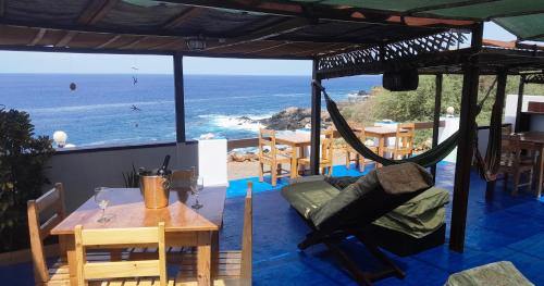 Cidade VelhaPousada Villa Concetta的客房设有吊床,享有海景。