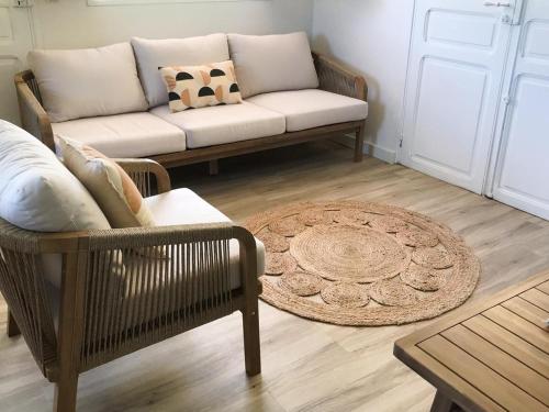 圣吕斯La Villa Didine的带沙发和地毯的客厅