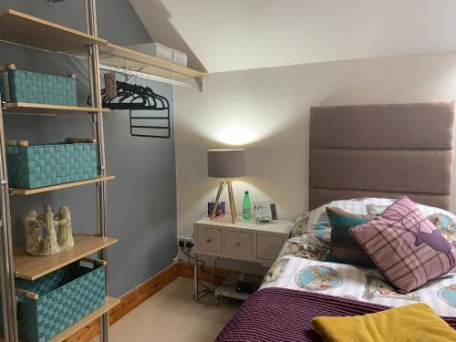斯塔特海文Central Scotland Country Side With Outdoor Bbq Hut的一间卧室设有一张床和一个书架