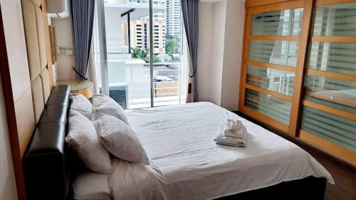 Makkasan6D-3bedrooms35bathdowntown Bangkok Near BtsMrt的一张位于带大窗户的房间内的床铺