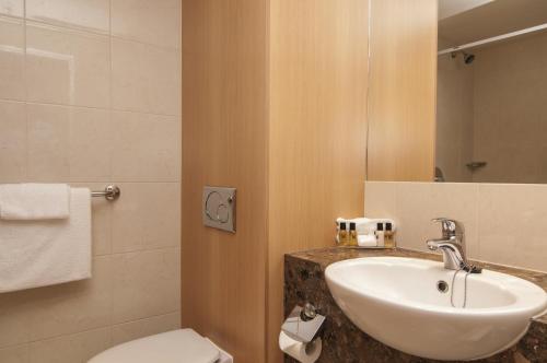 罗托鲁瓦罗托鲁瓦国敦大酒店的一间带水槽和卫生间的浴室