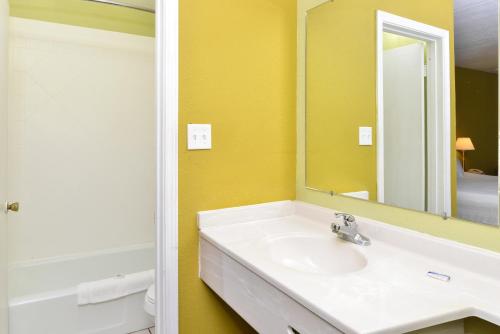 PrincetonAmerican Inn Princeton的一间带水槽和镜子的浴室