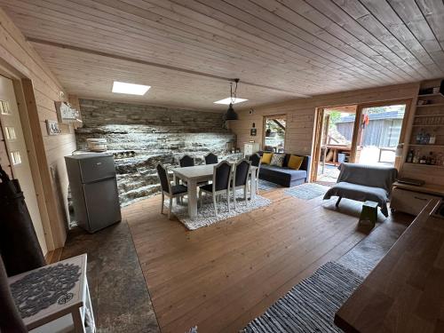 劳拉斯玛Natura Sauna的厨房以及带桌椅的起居室。