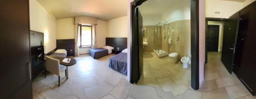 拉奎拉Hotel Porta Rivera Plesso Stazione的客房享有一间卧室和一间浴室的景致。