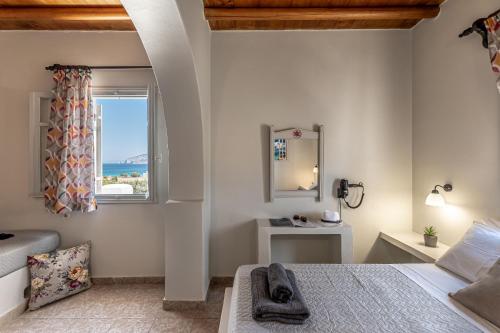 考弗尼西亚Michalios Luxury Apartments的一间卧室设有一张床和一个窗口