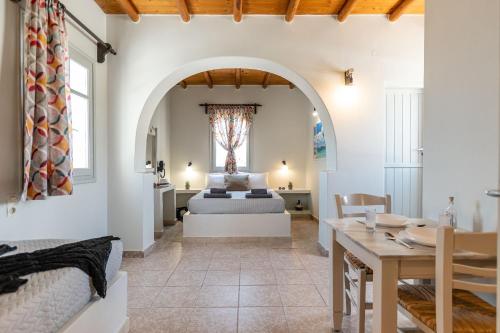 考弗尼西亚Michalios Luxury Apartments的别墅内一间卧室,配有一张床和一张桌子