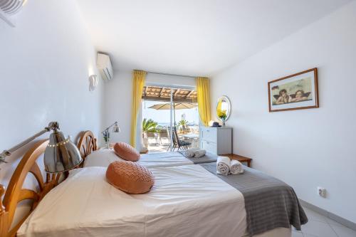 费拉古多Casa Sol的一间卧室设有一张床,享有海景