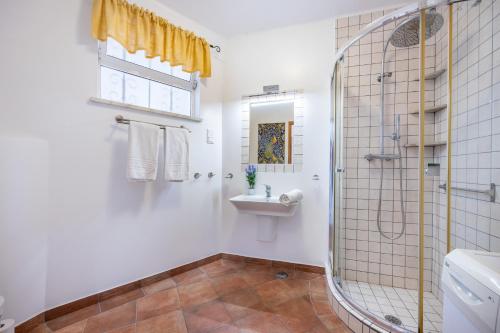 费拉古多Casa Sol的带淋浴和盥洗盆的浴室