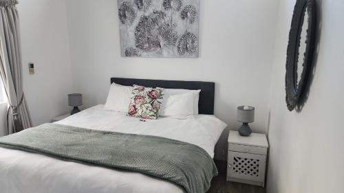 东伦敦Montrose on Bunkers 2的卧室配有白色的床和枕头