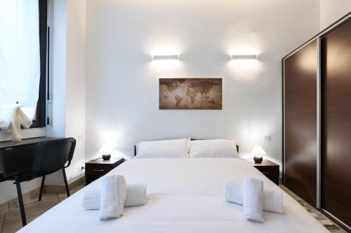 米兰PrimoPiano - Casoretto的卧室配有一张白色大床和一张书桌