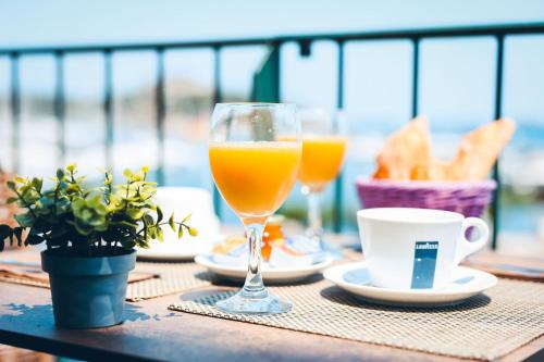 马奇纳奇奥滨海德奥罗酒店的一张桌子,上面放着两杯橙汁和咖啡