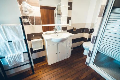 马奇纳奇奥滨海德奥罗酒店的一间带水槽和卫生间的浴室