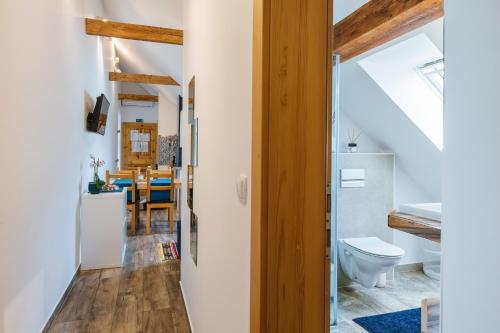 勒什Pr'Jernejc Agroturism的一间带卫生间的浴室和一间用餐室