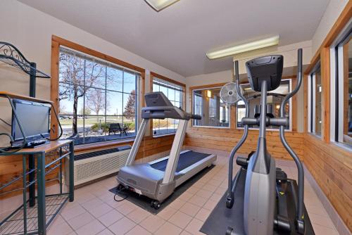 比林斯比灵斯凯利旅馆的健身房设有跑步机、书桌和电视