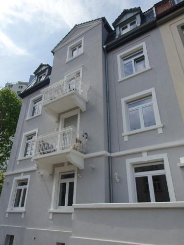 卡尔斯鲁厄EG Weststadt Karlsruhe 4 Zimmer的白色的建筑,旁边设有阳台