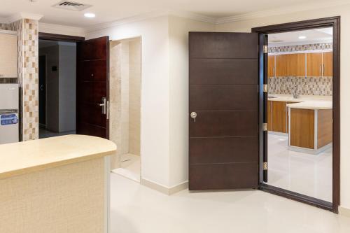 达曼Mooj Apartments Hotel- فندق موج للشقق الفندقية的厨房配有带台面的推拉门