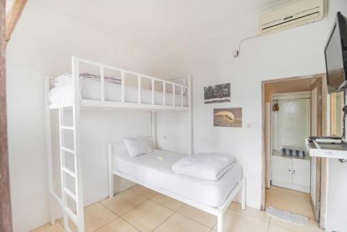 塞米亚克The Island Bali的一间卧室配有双层床和书桌