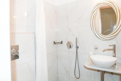 卡马利Villa Maina的带淋浴、水槽和镜子的浴室