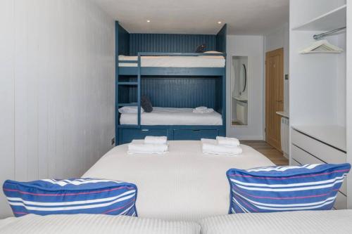 桑德斯富特HIGH TIDE - Luxury 2 bed apartment with parking的配有一张床和两张双层床的房间