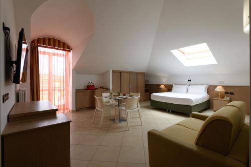 迪亚诺马里纳Hotel & Apartments Sasso的酒店客房设有床和客厅。