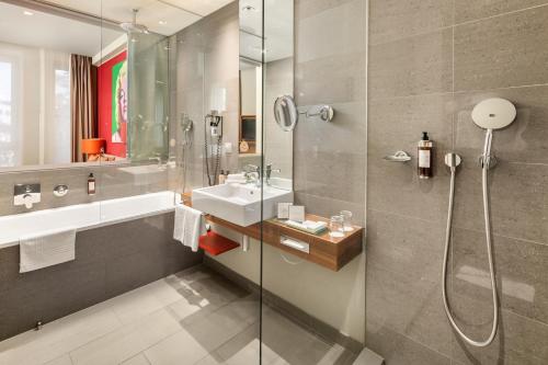 布拉迪斯拉发Clarion Congress Hotel Bratislava的带淋浴和盥洗盆的浴室