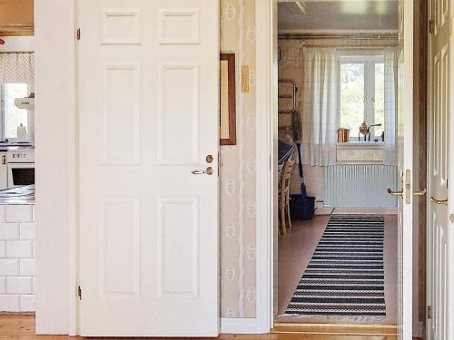 于斯达尔Holiday home LJUSDAL IV的一条带白色门的走廊和一间厨房