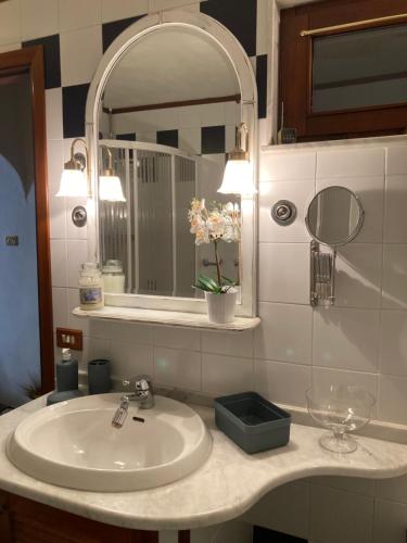 日科德尔格尔福迪艾斯La Caponera的一间带水槽和镜子的浴室