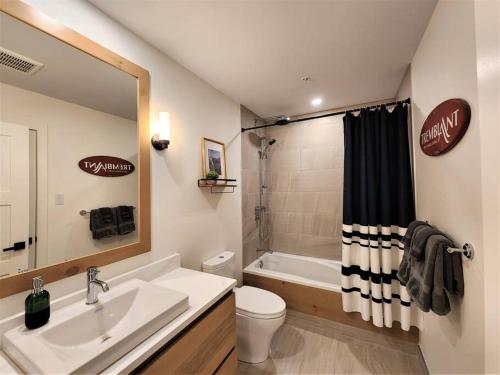 蒙特朗布朗EDM 1500-2/Your Mountain Oasis的浴室配有盥洗盆、卫生间和浴缸。