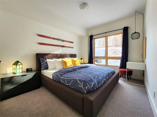 蒙特朗布朗EDM 1500-2/Your Mountain Oasis的一间卧室设有一张大床和一个窗户。