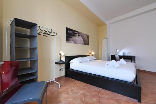 塞格拉泰PrimoPiano - Dante的一间卧室设有一张床和一个书架