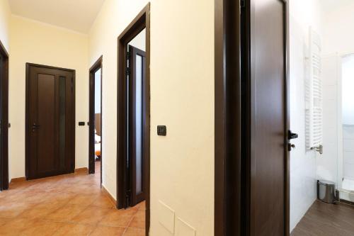 塞格拉泰PrimoPiano - Dante的走廊设有三扇门,铺有瓷砖地板