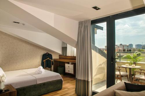伊斯坦布尔La Mia Suites的酒店客房设有一张床和一个阳台。